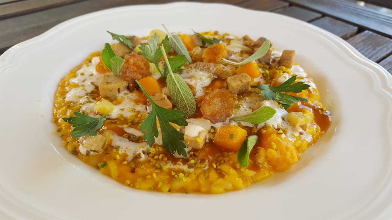Il Risotto di zucca rossa con maialino aromatizzato dello chef
